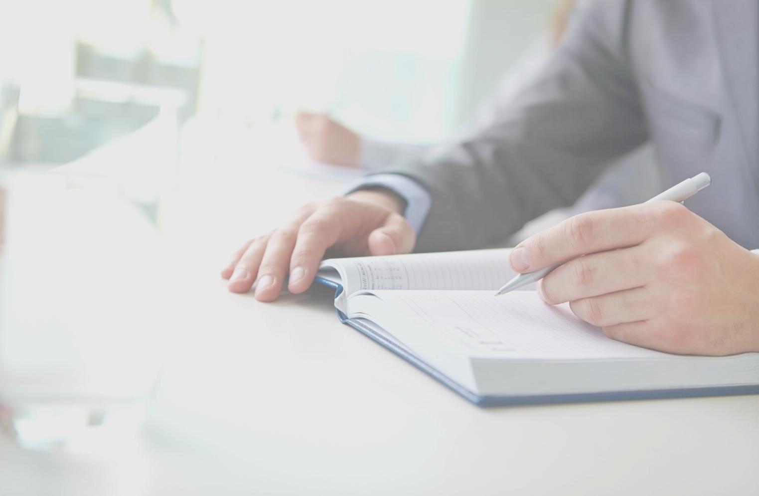 Finanzanalyst bei der Arbeit mit modernen Analysewerkzeugen