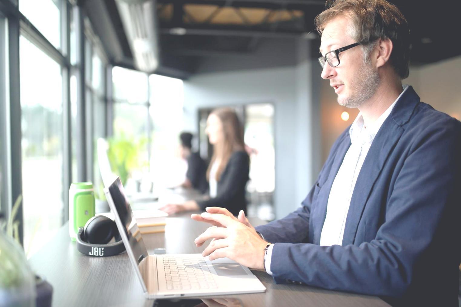 Moderne Büroumgebung mit Finanzanalyse-Arbeitsplätzen